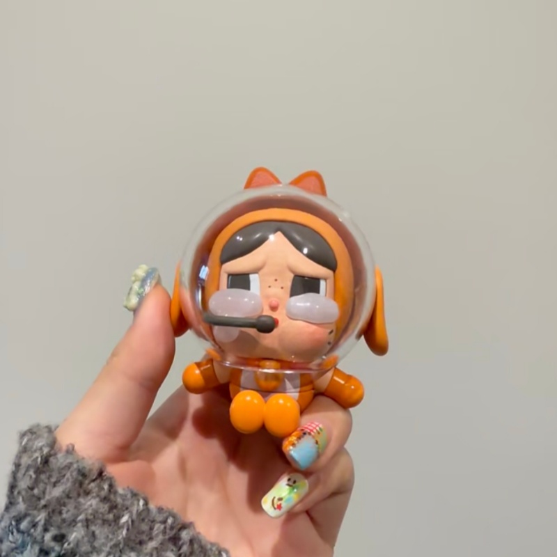 Model Kit Figures - Figur Popmart Crybaby Space Cat Oranye