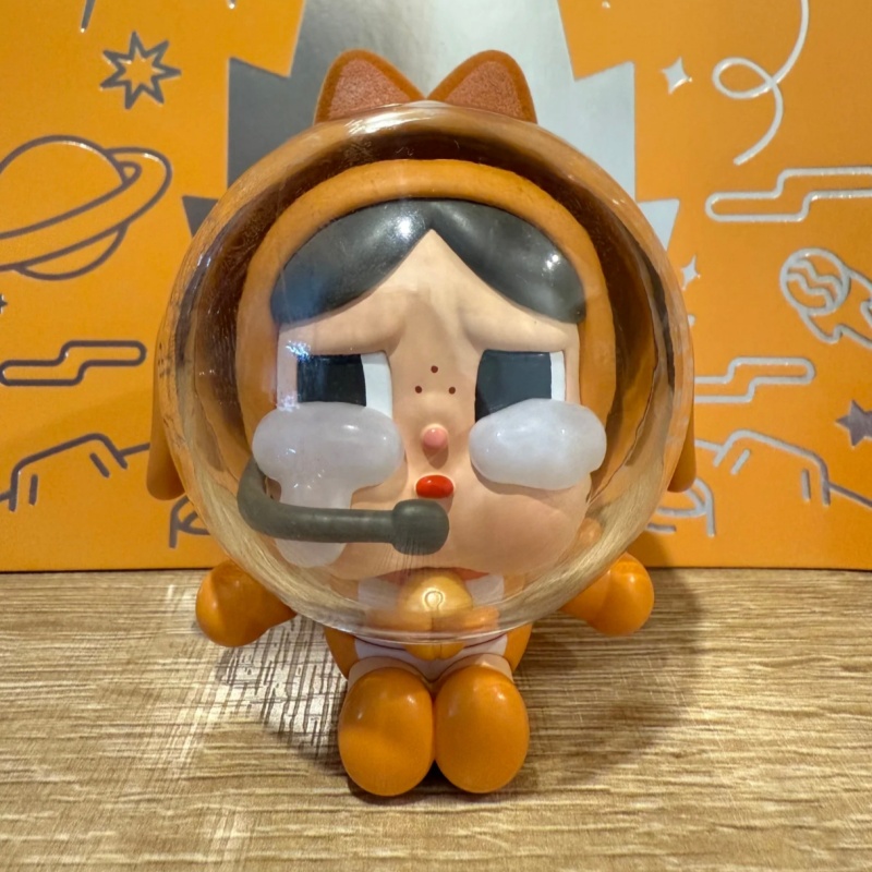 Figur Popmart Crybaby Space Ca - Model Kit Figures ulasan dan harga
